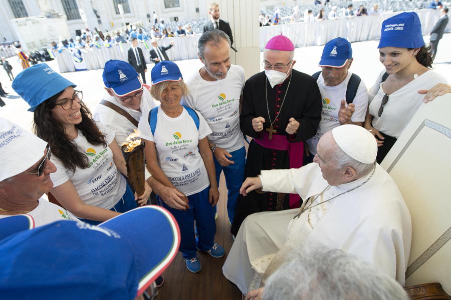 Papa Francesco riceve la fiaccola della pace